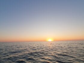 Răsărit de Soare pe Litoral: Mai Mult Decât o Priveliște, un Ritual pentru Trup și Suflet 54 localinfo.ro rasarit de soare pe litoral mai mult decat o priveliste un ritual pentru trup si suflet